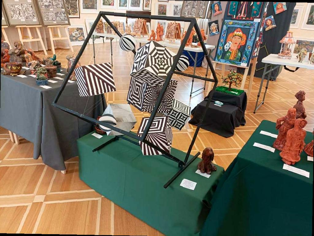 «Весенняя палитра»: выставка работ юных художников в Сочи