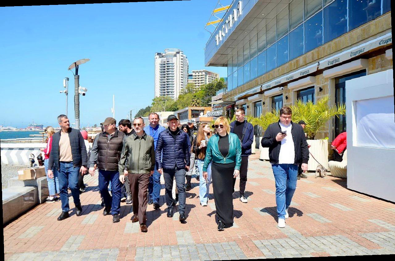 Виктор Тепляков убедился, что пляжи в Сочи готовы к майским праздникам
