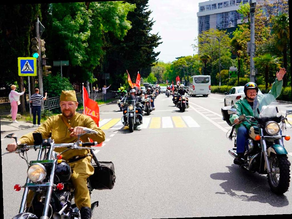 В День Победы в Сочи прошел радостный мотопробег