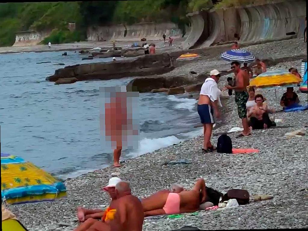На пляже в Сочи задержали голого туриста