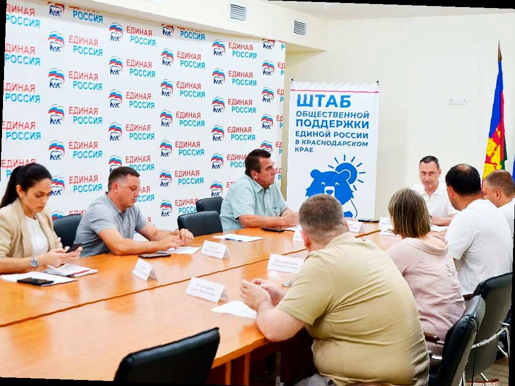 Депутат Виктор Тепляков следит за работами по ликвидации оползня на улице Краснодонской в Сочи