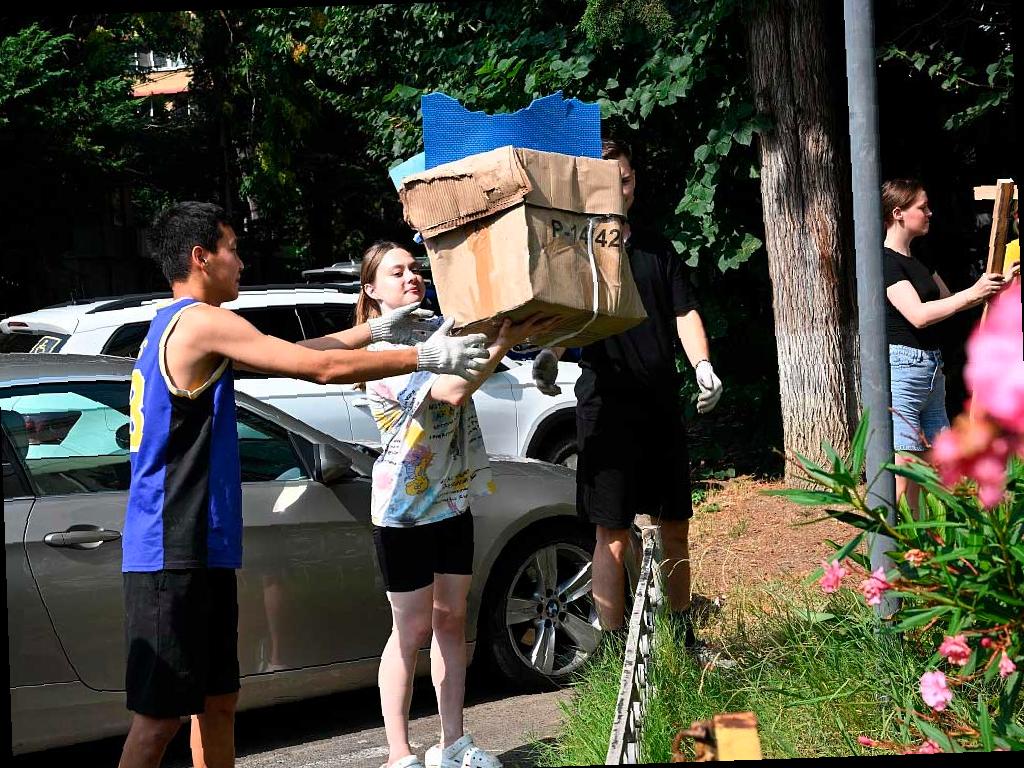 Студотряды помогают расчищать подвалы в Сочи