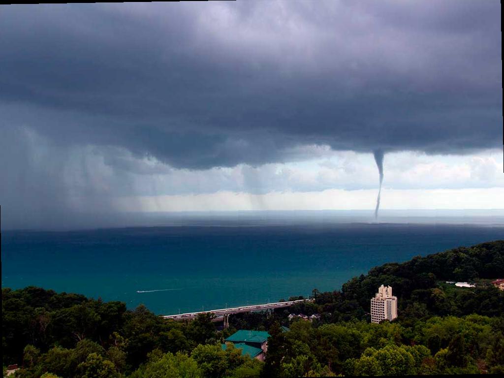 Шторм и смерчи: в Сочи могут закрыть пляжи