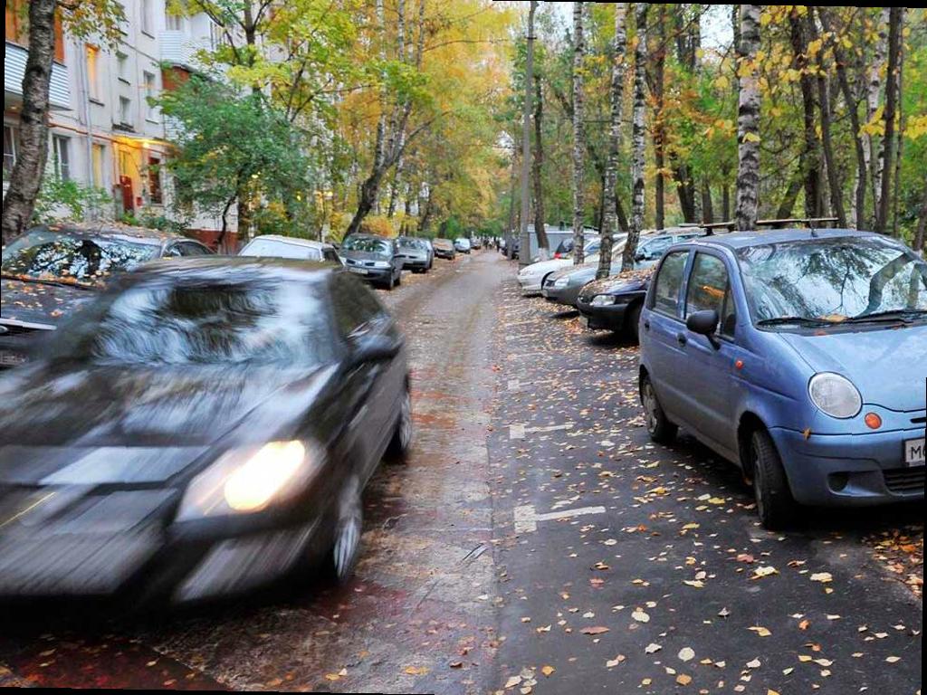 В Госдуме напомнили о штрафах за «самозахват» парковочных мест во дворе