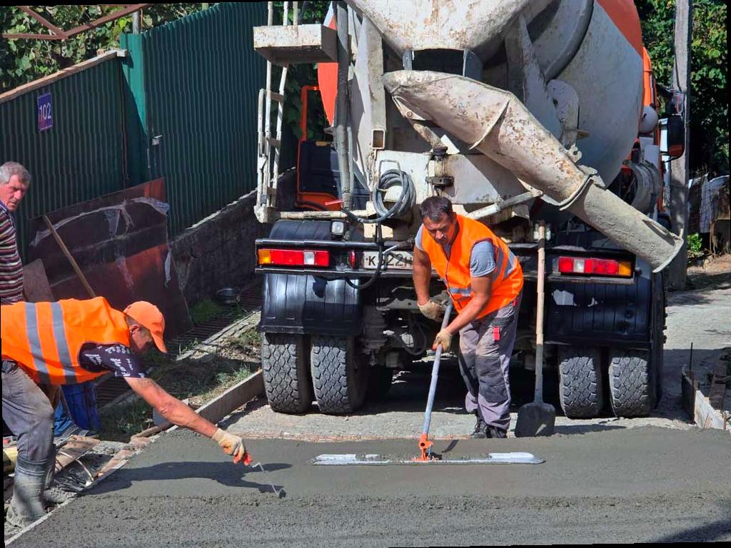 В Сочи на ремонт дорог выделено 300 млн рублей, работы идут на 77 участках