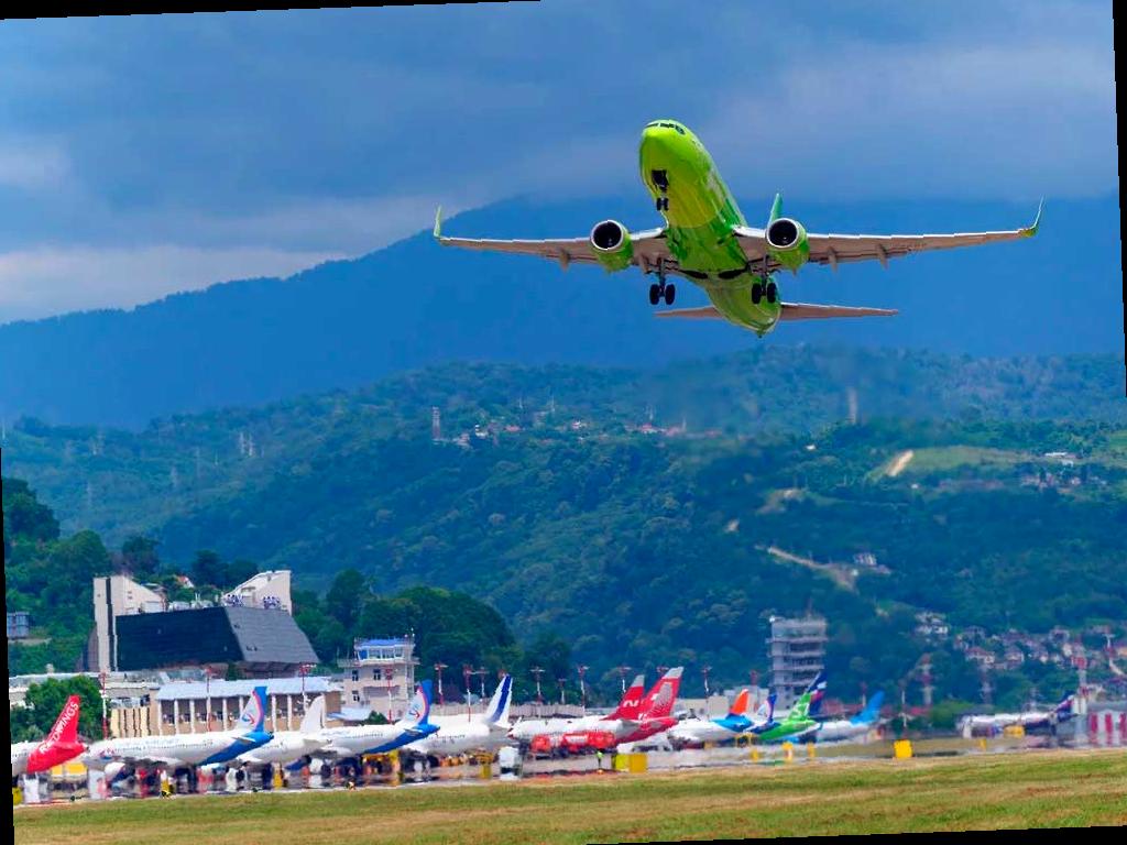 Десять пассажиров не смогли вылететь из Сочи в Новосибирск из-за овербукинга
