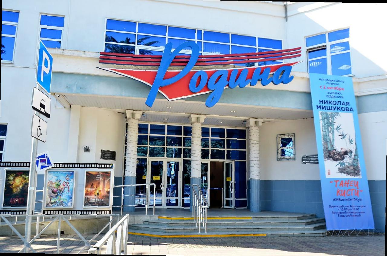 Виктор Тепляков осмотрел обновленный «Арт-Медиа-Центр «Родина» в Сочи