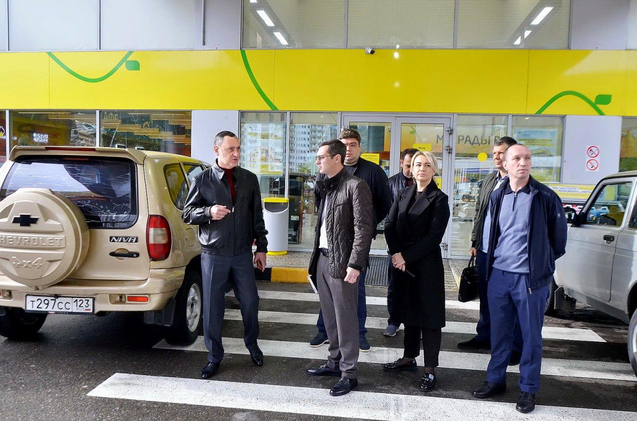 «Виктор Тепляков осмотрел заправки в Сочи»