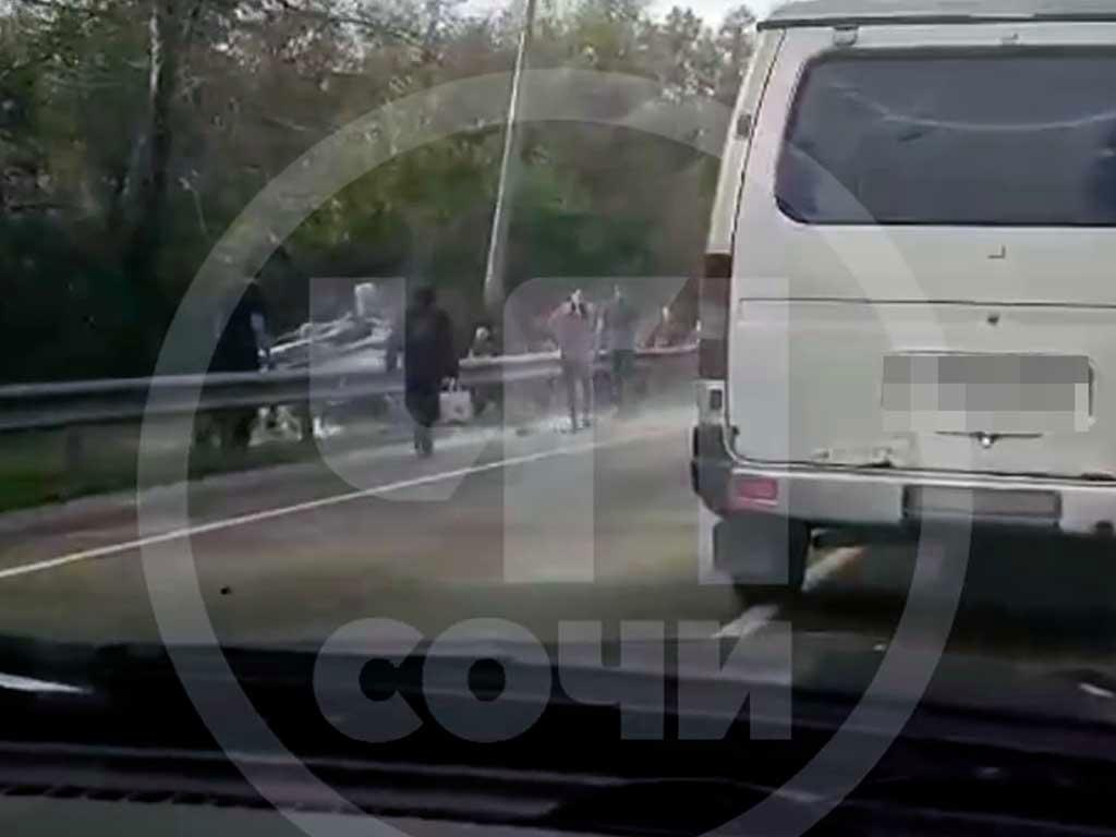 В Сочи инцидент на дороге, пострадали люди