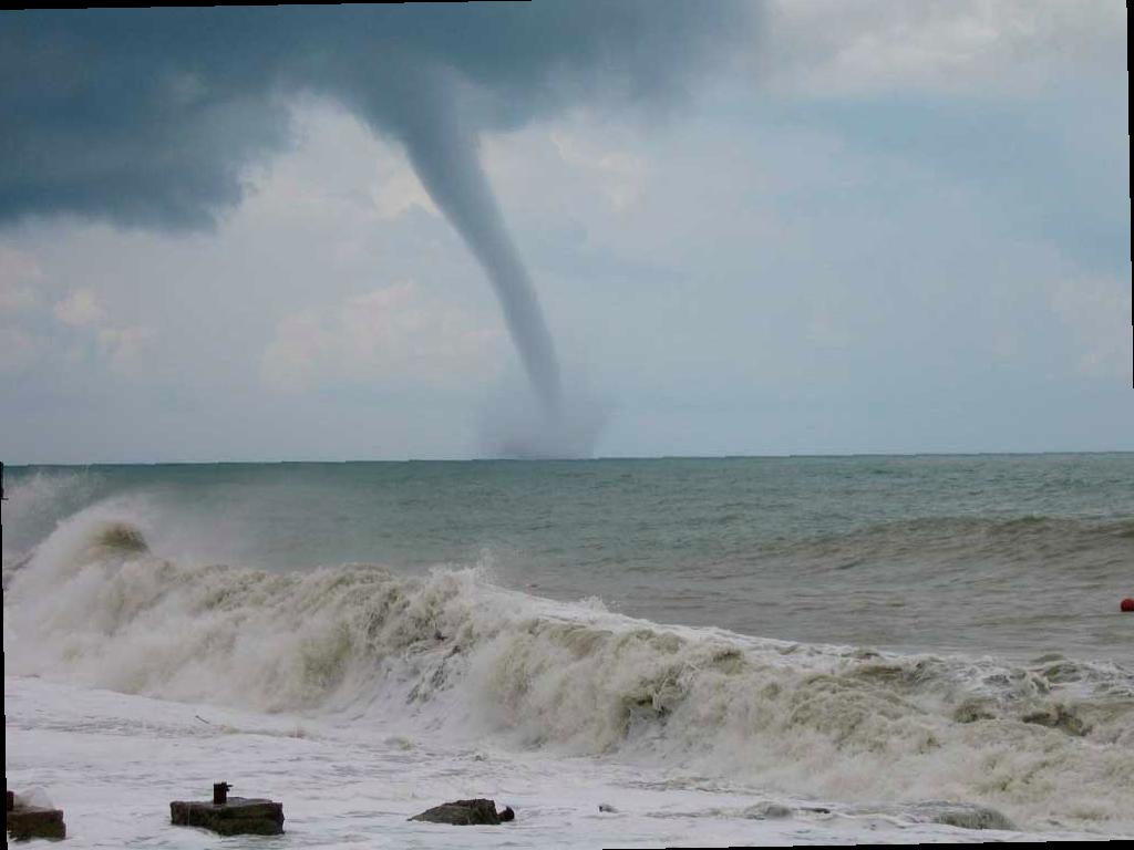 Ливни и смерчи: штормовое предупреждение для Сочи