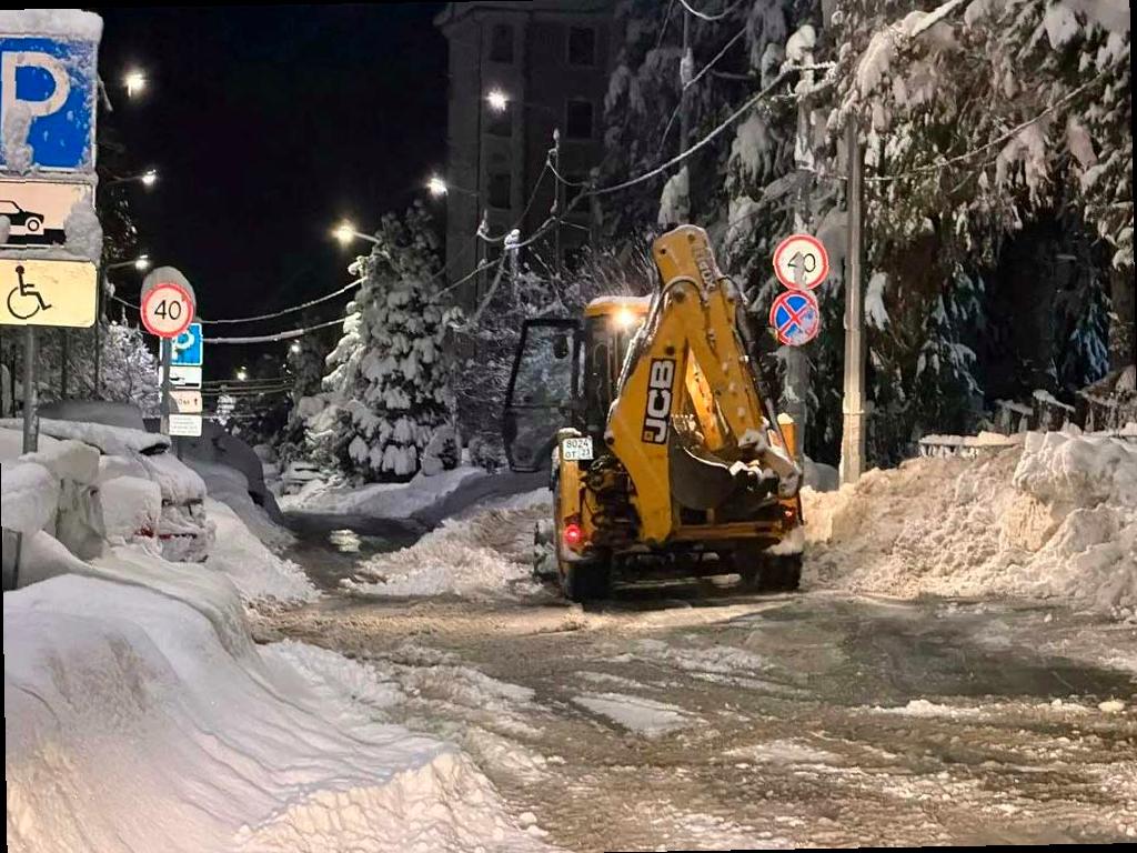 В Сочи выпало много снега: в Красной Поляне уже более 70 см