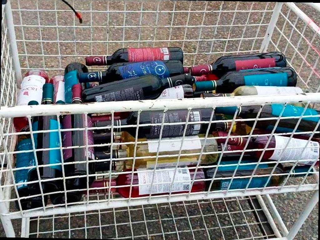 В Сочи таможенники изъяли алкоголь и сигареты у туриста из Абхазии