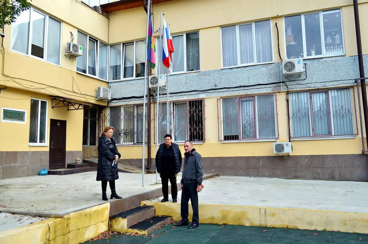 «Виктор Тепляков проверил благоустройство школы № 44 в Сочи»