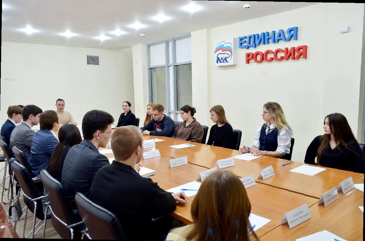 «Виктор Тепляков обсудил проекты с молодежью в Сочи»