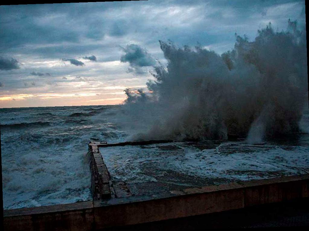 Штормовое предупреждение объявлено в Сочи