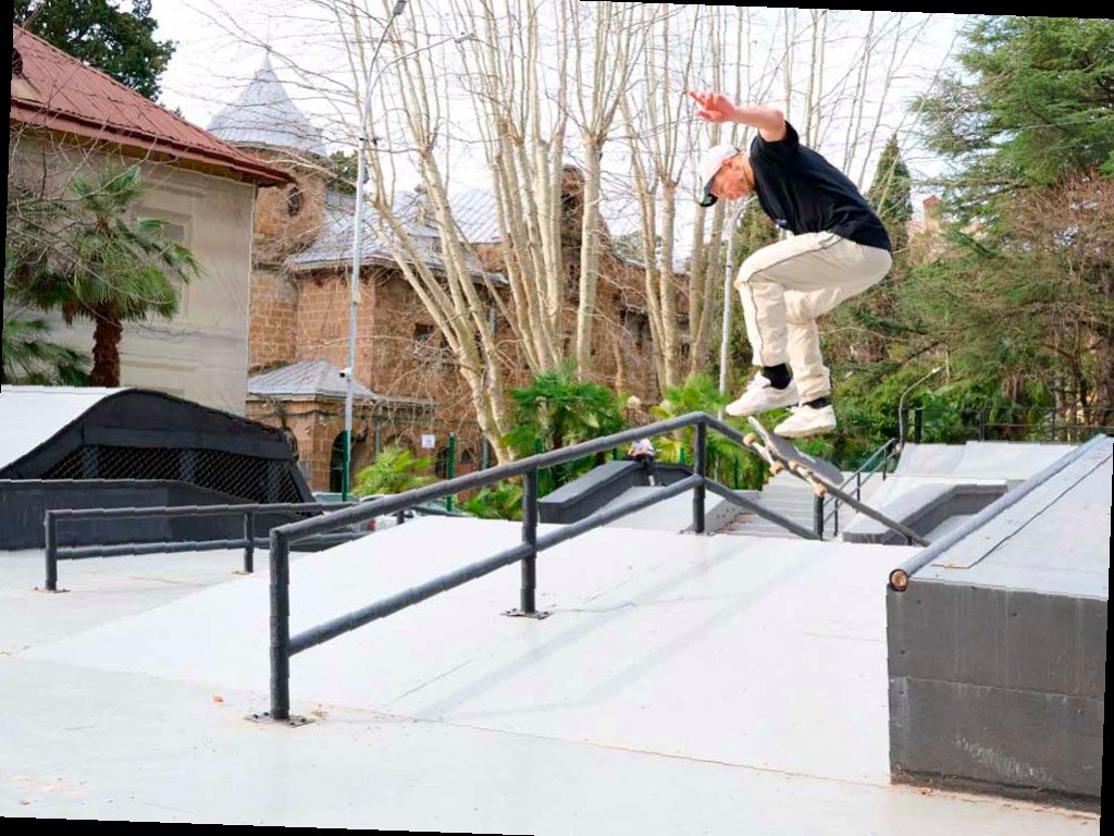 В Сочи после трехлетнего перерыва открыли обновленный скейт-парк