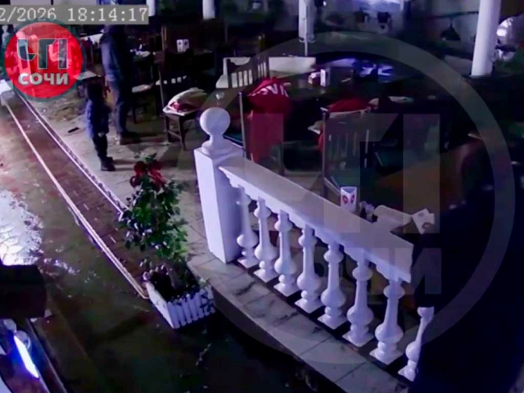 В Сочи штормовая волна затопила кафе и смыла людей