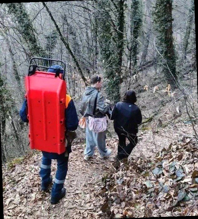 В Сочи спасатели эвакуировали туристку с «Тропы здоровья» после травмы
