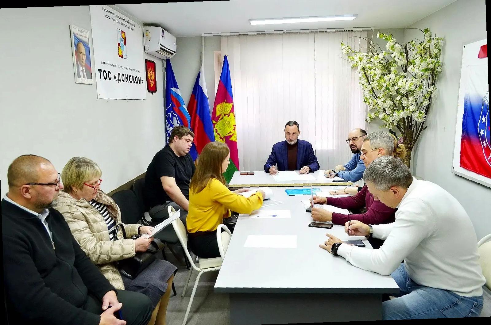 «Виктор Тепляков обсудил вопросы жителей в ТОС Донской»