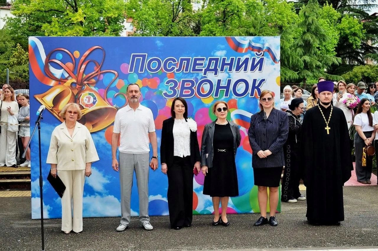 Депутат ЗСК Виктор Тепляков посетил последний звонок в Сочи №7