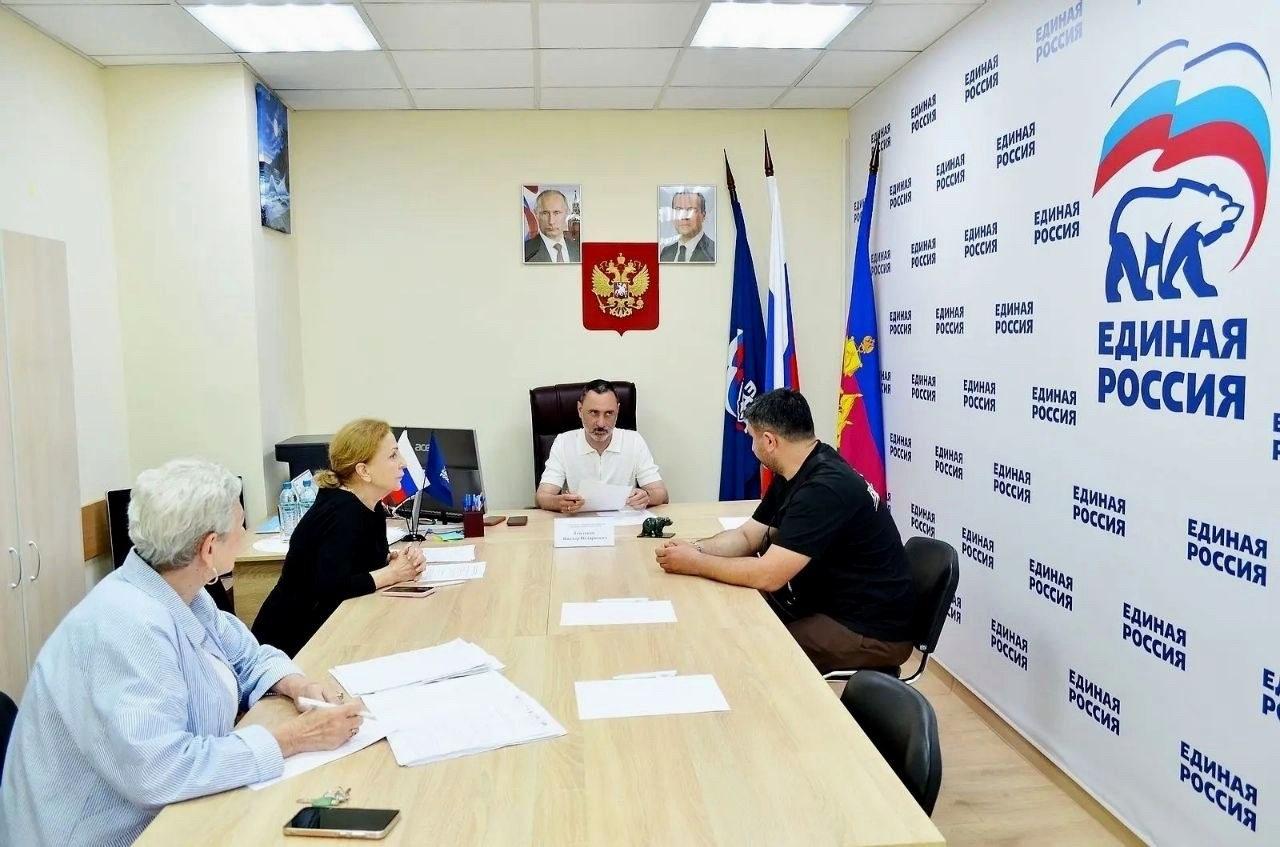 Депутат ЗСК Виктор Тепляков провёл приём граждан в Сочи