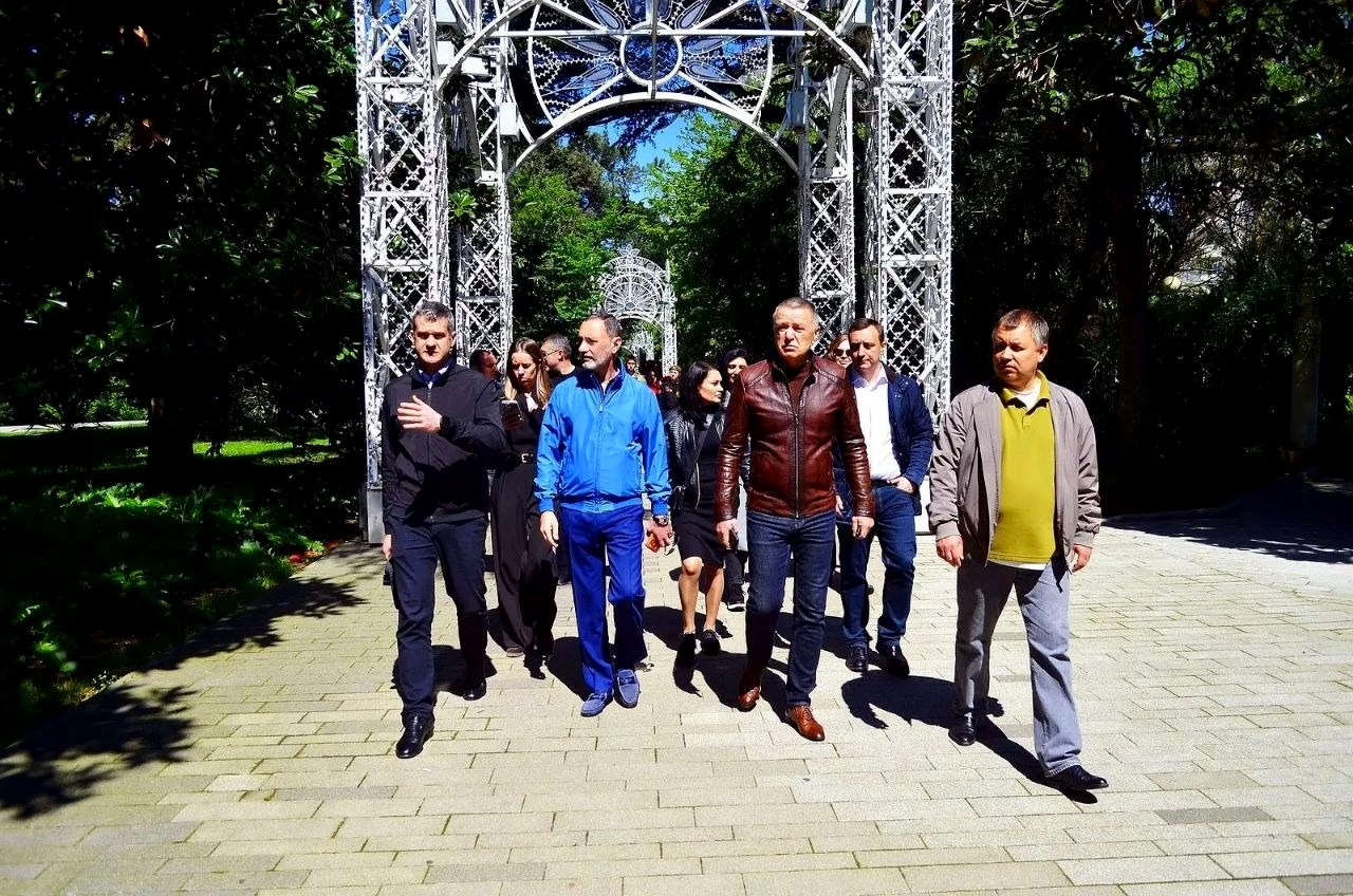 Виктор Тепляков проверил готовность Приморской набережной Сочи к сезону