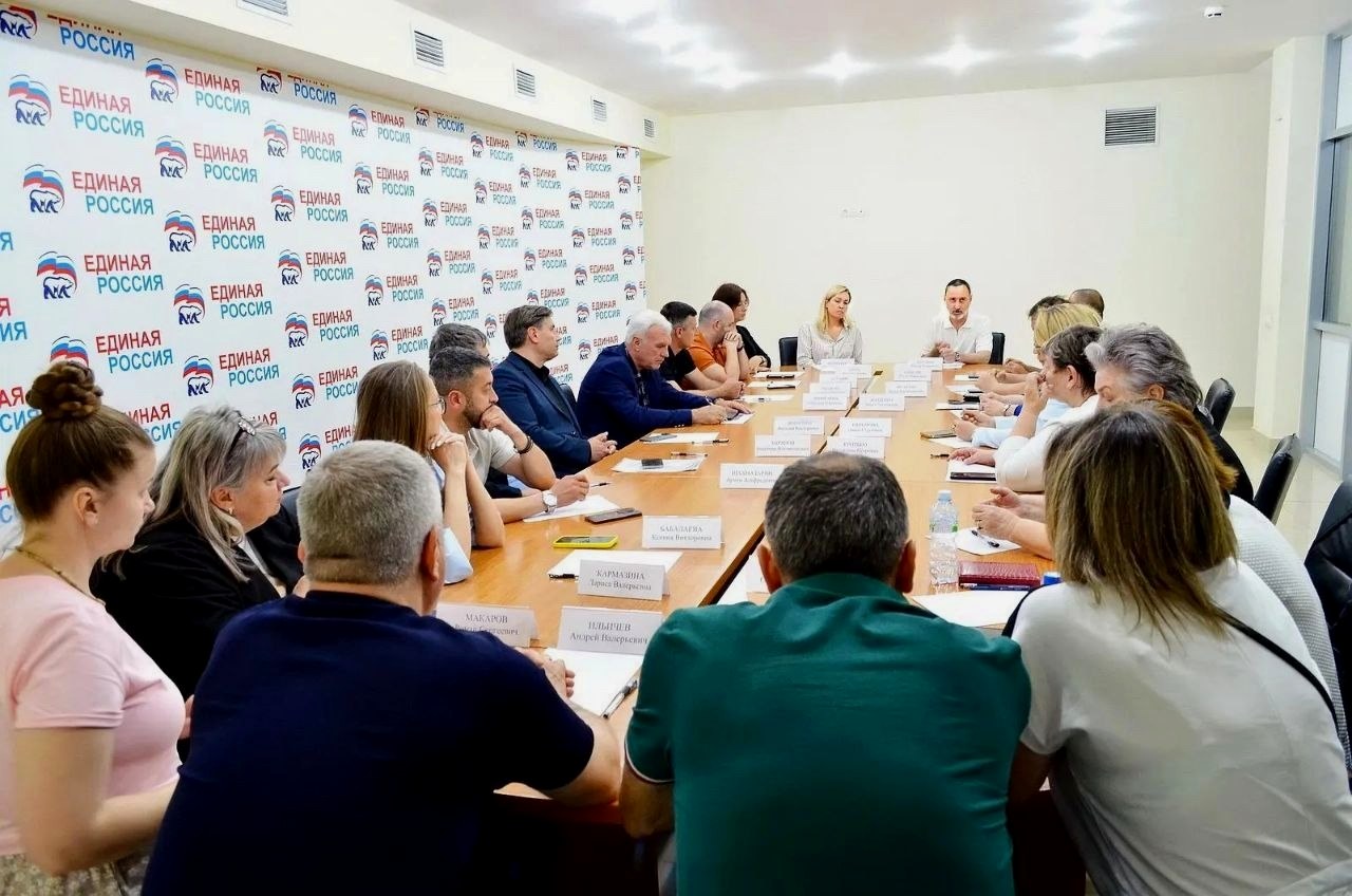 Депутат ЗСК Виктор Тепляков обсудил гуманитарную помощь в зоне СВО
