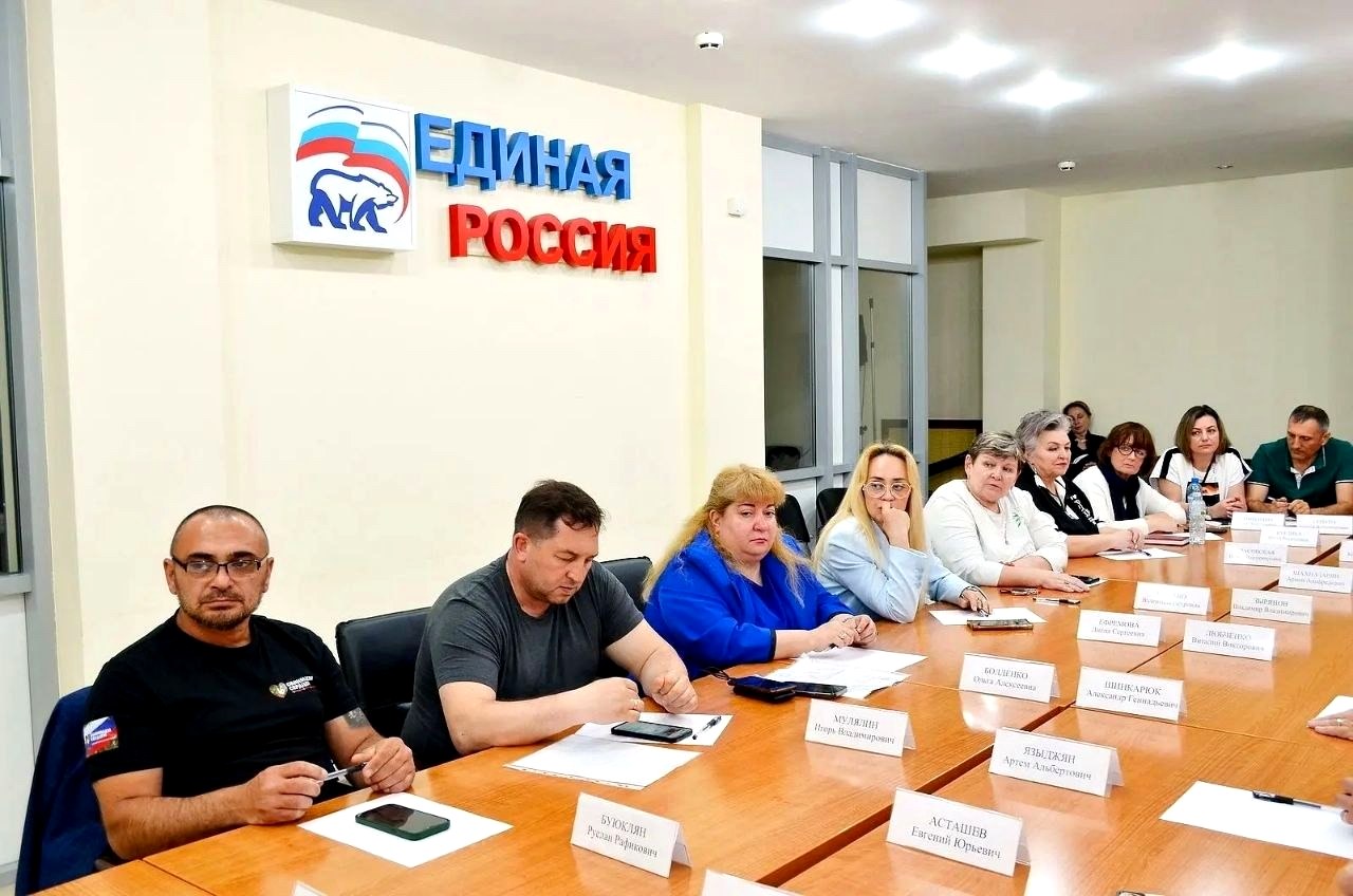 Депутат ЗСК Виктор Тепляков обсудил гуманитарную помощь в зоне СВО