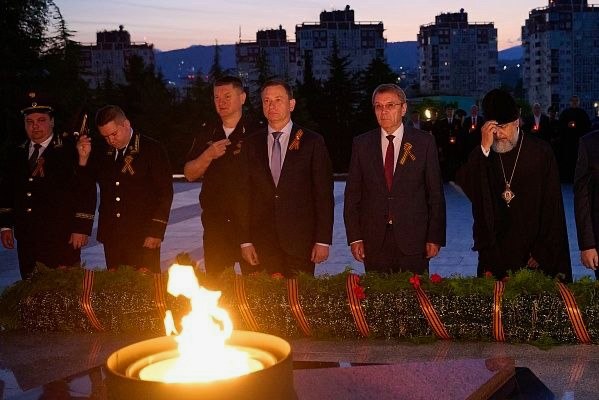 Глава Сочи Андрей Прошунин возложил цветы к Вечному огню